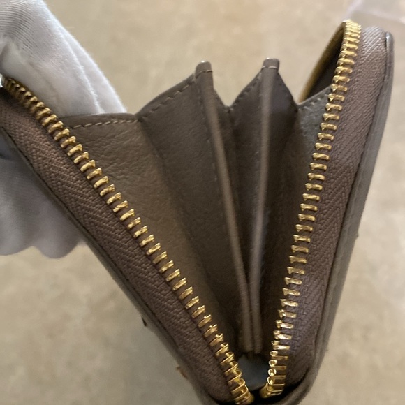 JIMMY CHOO $950 Long Zip around Wallet - Picture 12 of 12